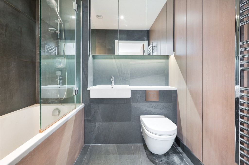 Property photo 2 of 9 Bathroom