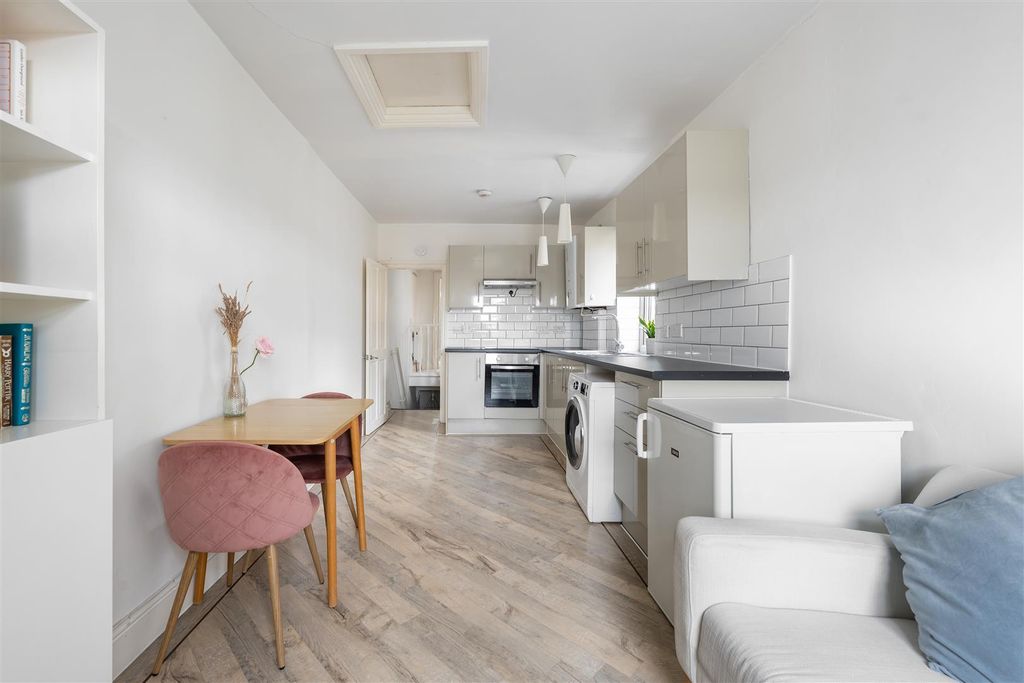 Property photo 2 of 11 Borwick Avenue E17