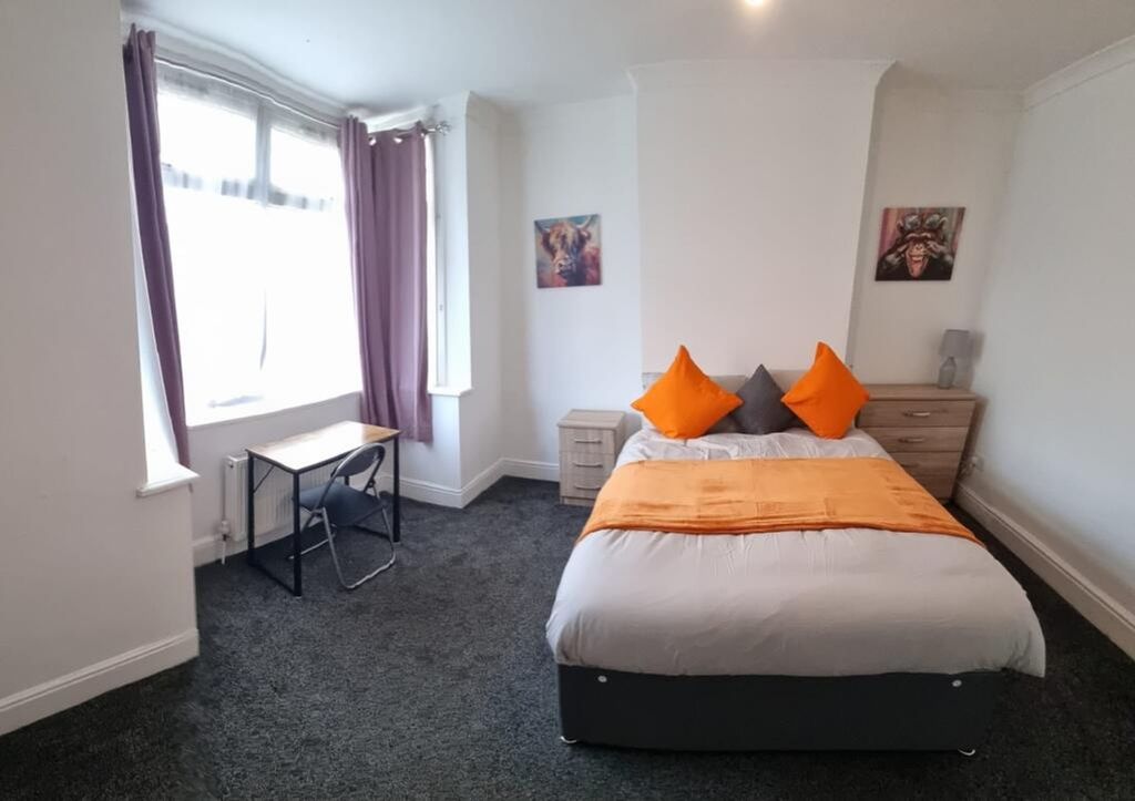 Property photo 3 of 6 A Bright And Inviting Double Bedroom Featuring Lar...