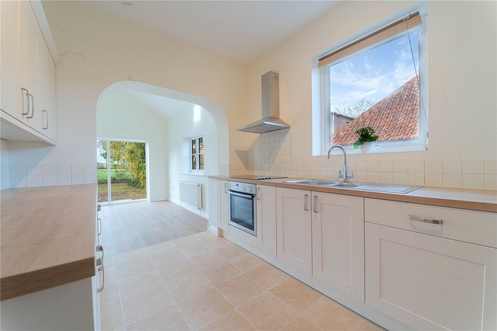 Property photo 3 of 11 Kitchen