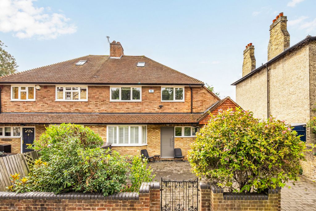 Property photo 1 of 21 Grange Park (1)