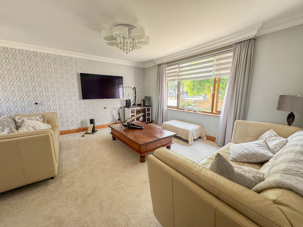 Property photo 3 of 23 Loung