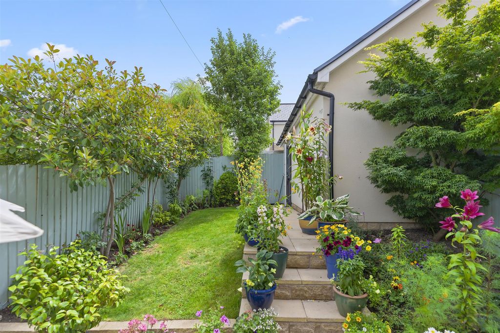 Property photo 2 of 23 Garden