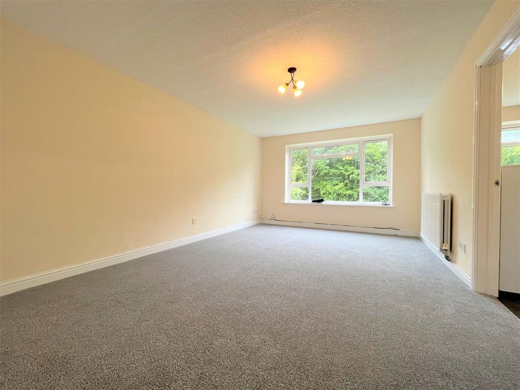 Property photo 3 of 9 Lounge