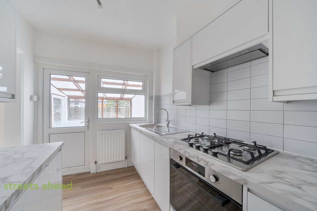 Property photo 2 of 13 E5F1B9cc-E814-43A...