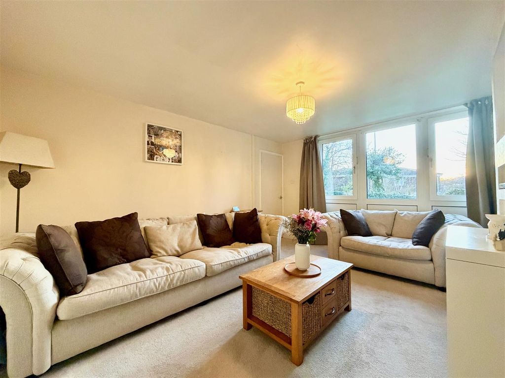 Property photo 3 of 12 Lounge