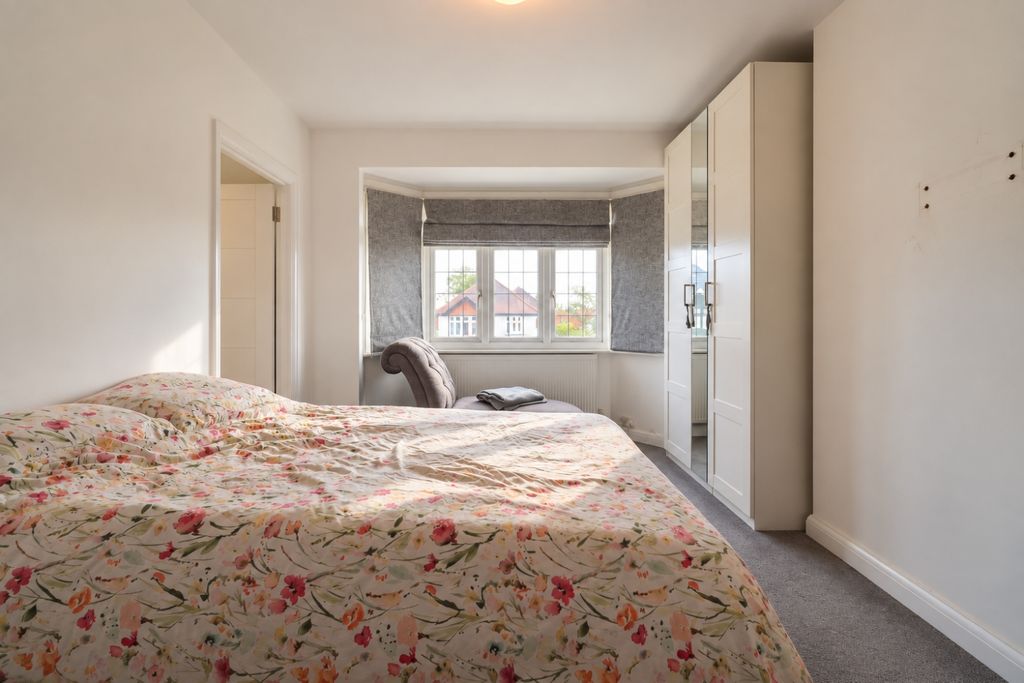 Property photo 3 of 19 Bright Floral Bedroom By The Bay Window