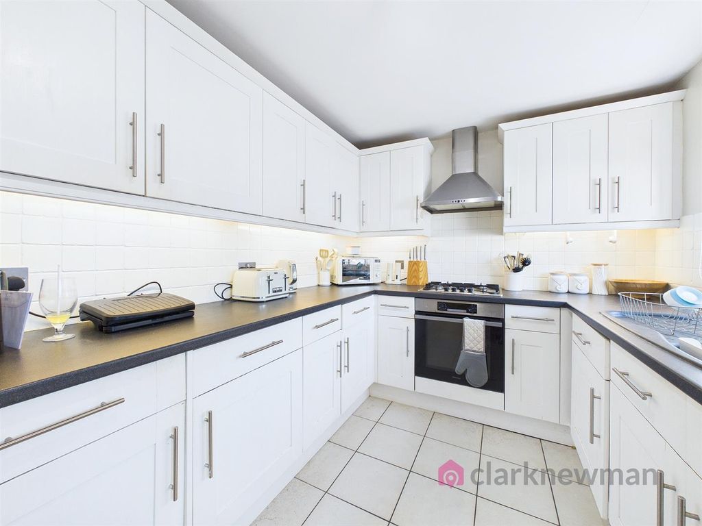 Property photo 3 of 13 Kitchen