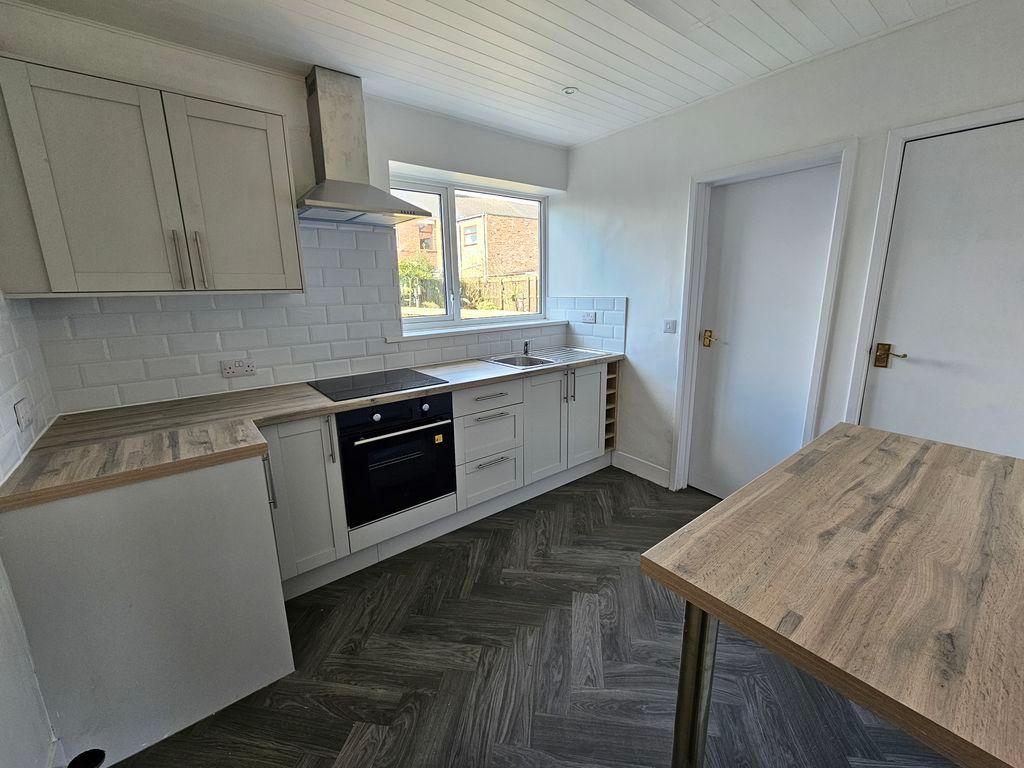 Property photo 3 of 9 Photo 6