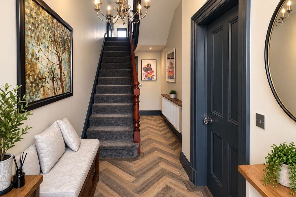 Property photo 2 of 11 Hallway