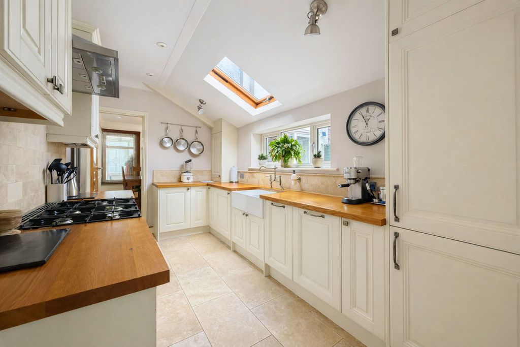 Property photo 2 of 21 Kitchen