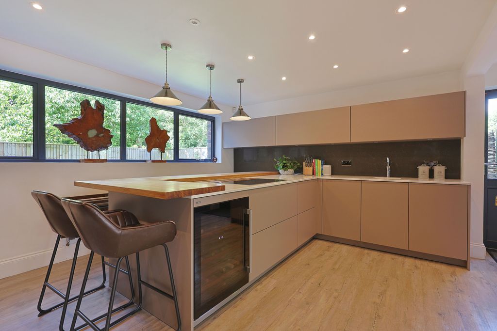 Property photo 3 of 34 Img6175