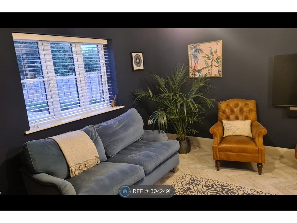 Property photo 3 of 21 Lounge 2
