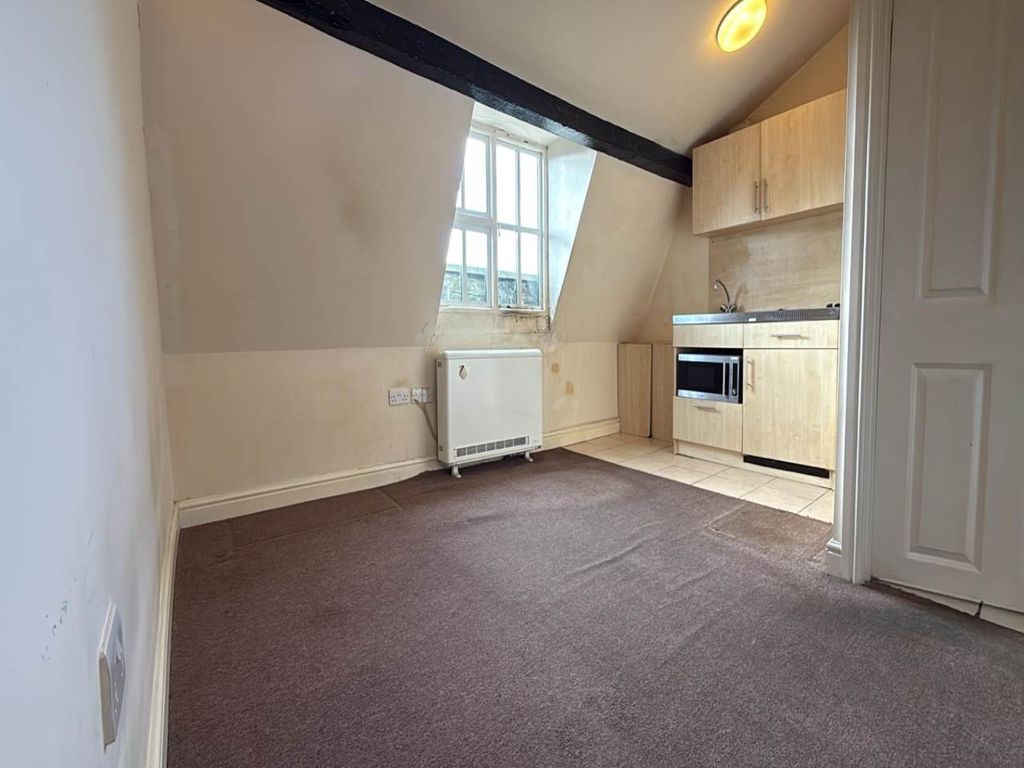 Property photo 2 of 8 Studio Flat