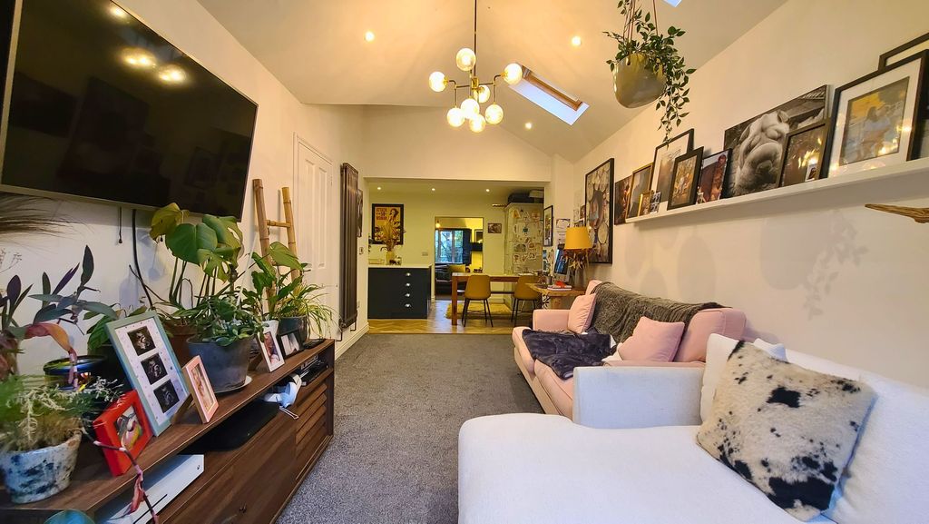 Property photo 3 of 14 Snug