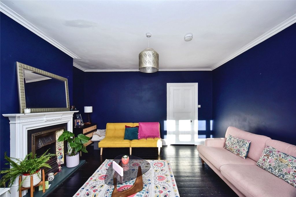 Property photo 3 of 21 Lounge