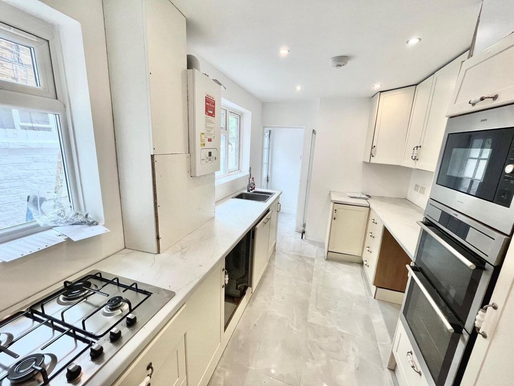 Property photo 2 of 8 Kitchen