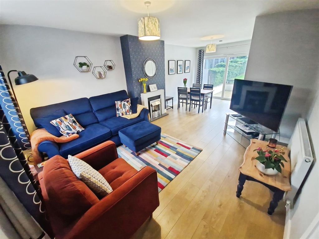 Property photo 3 of 18 Living Room