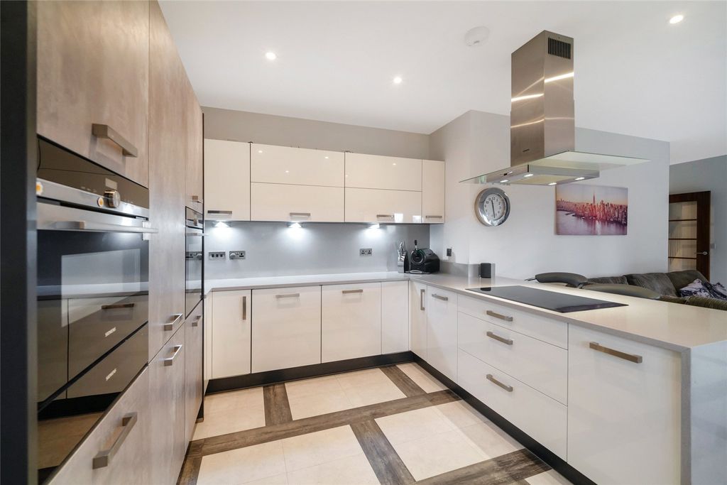 Property photo 3 of 31 Picture No. 24