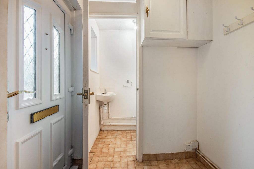 Property photo 2 of 17 Cloakroom