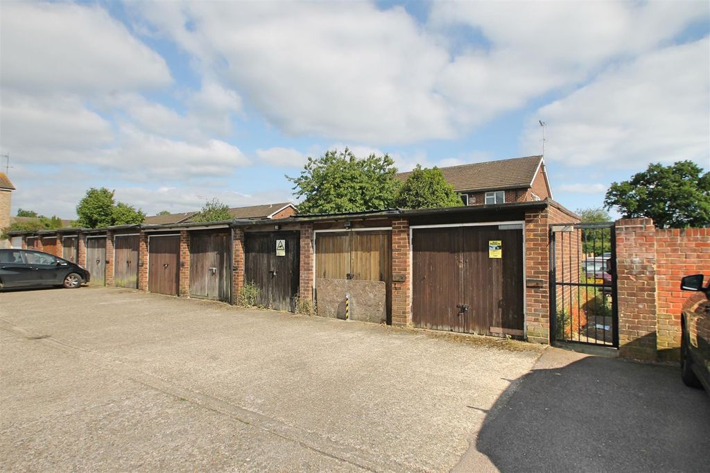 Property photo 3 of 10 Garage: