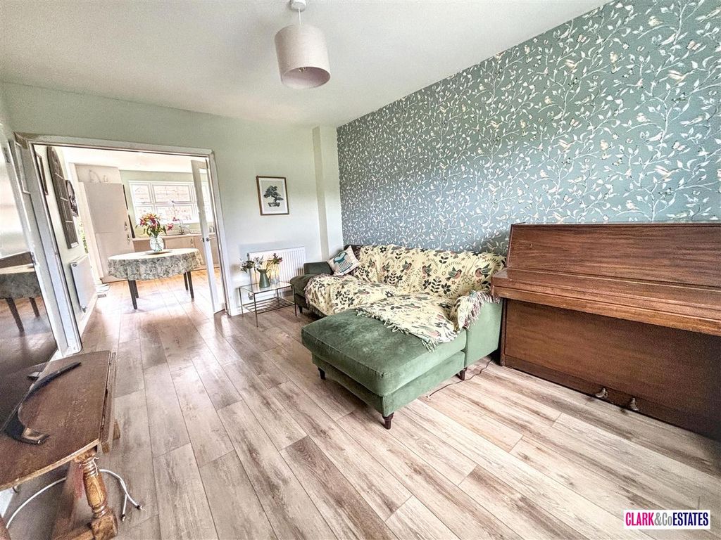 Property photo 2 of 14 Lounge