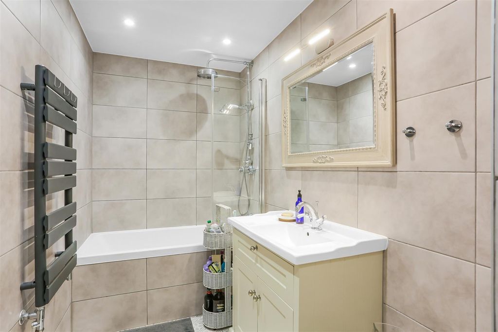 Property photo 3 of 19 1655620117 - 131 Carlton Towers, North Street, Sm5