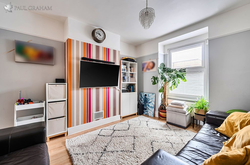 Property photo 2 of 20 70413658-F8c6-4B05-9919-A38d75Eeb5Bf