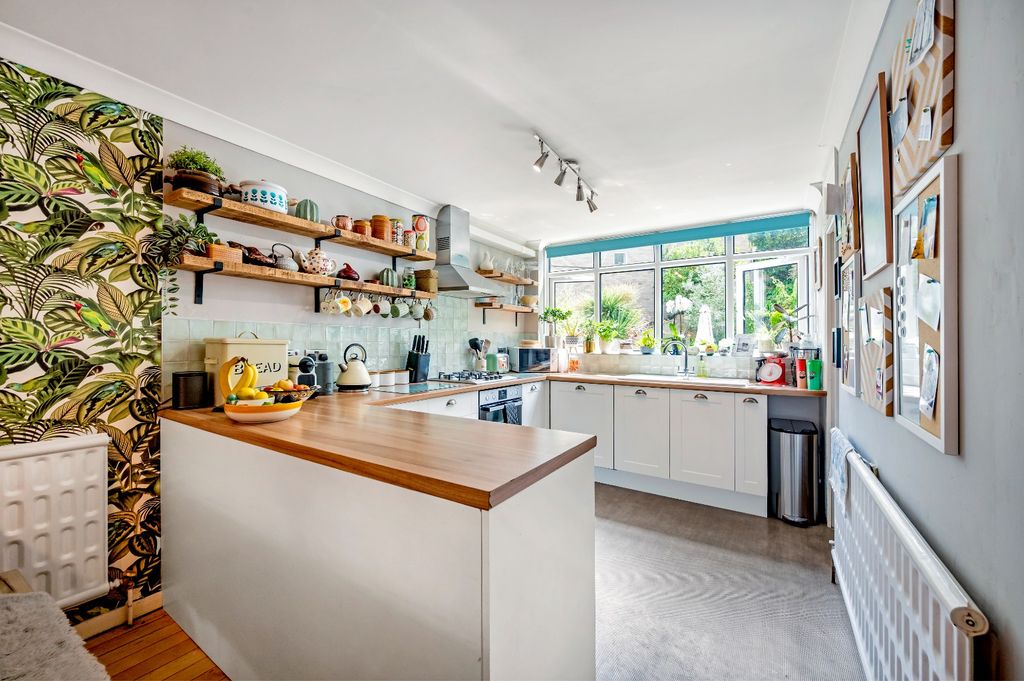 Property photo 2 of 25 5203602