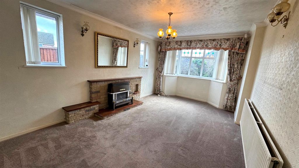 Property photo 2 of 15 Lounge.Jpg