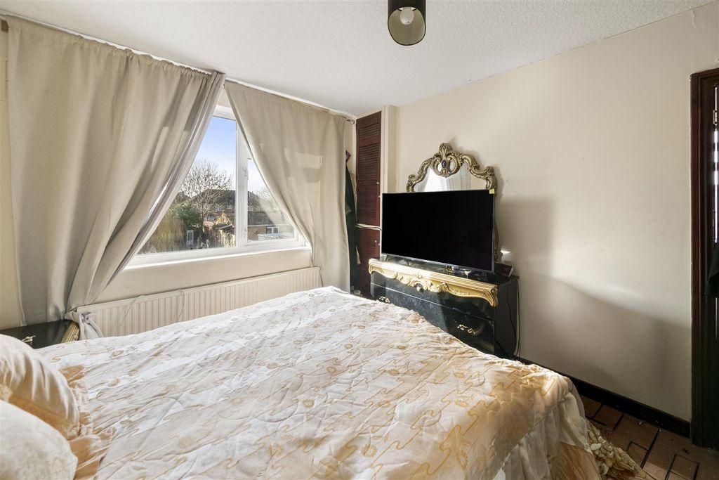 Property photo 3 of 12 4