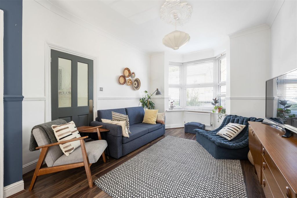 Property photo 2 of 28 Sedgwick Road, E10