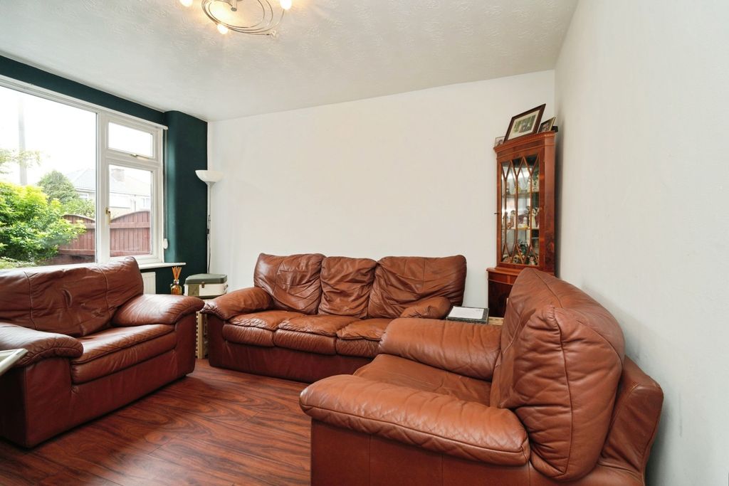 Property photo 3 of 18 Lounge