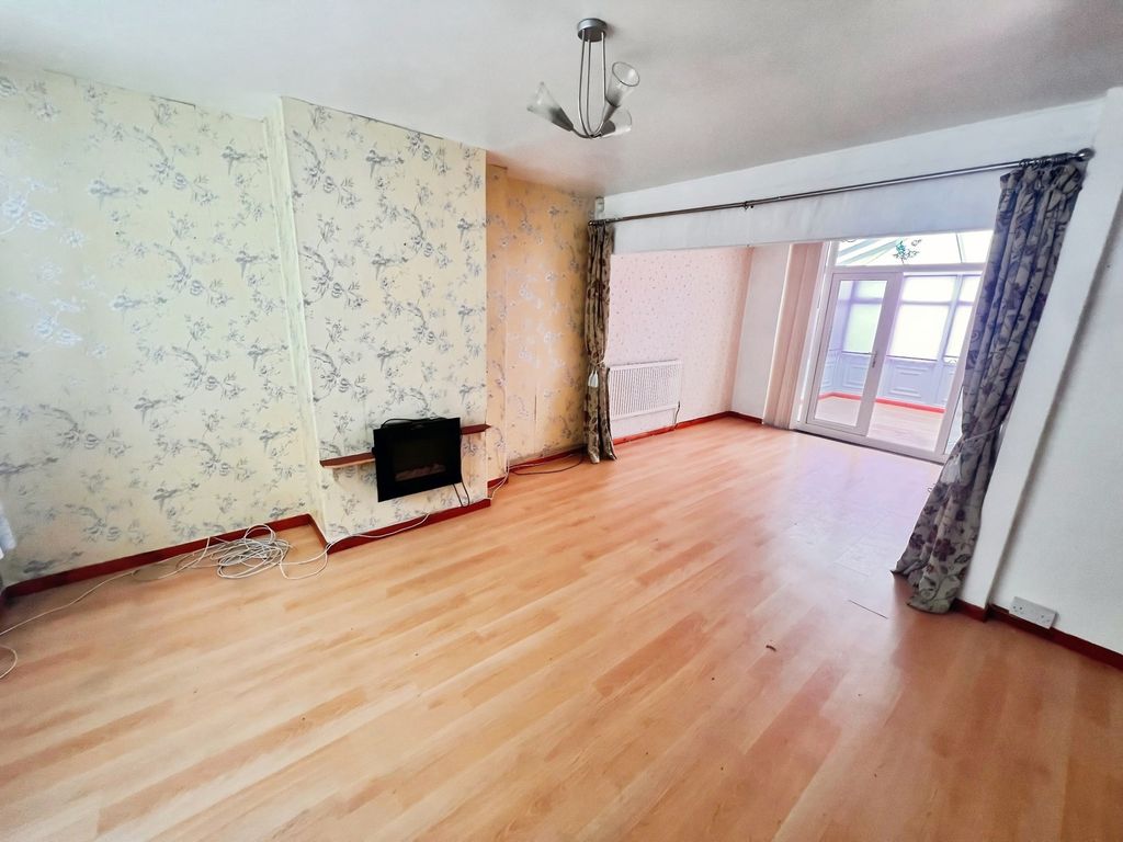 Property photo 2 of 11 Lounge