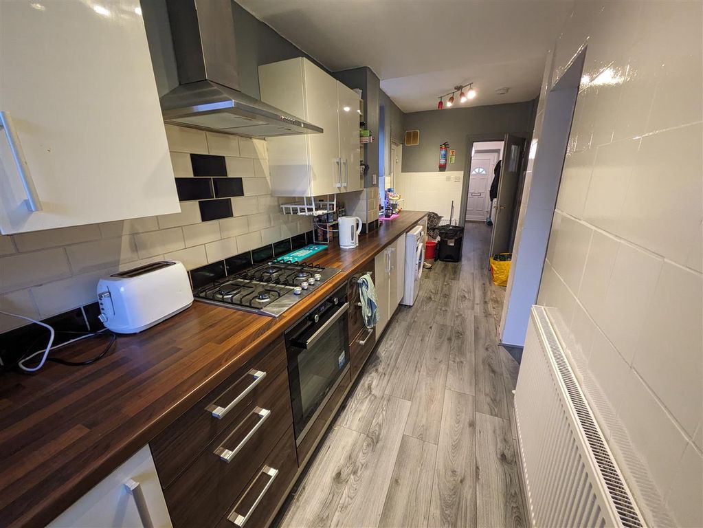 Property photo 2 of 11 Kitchen