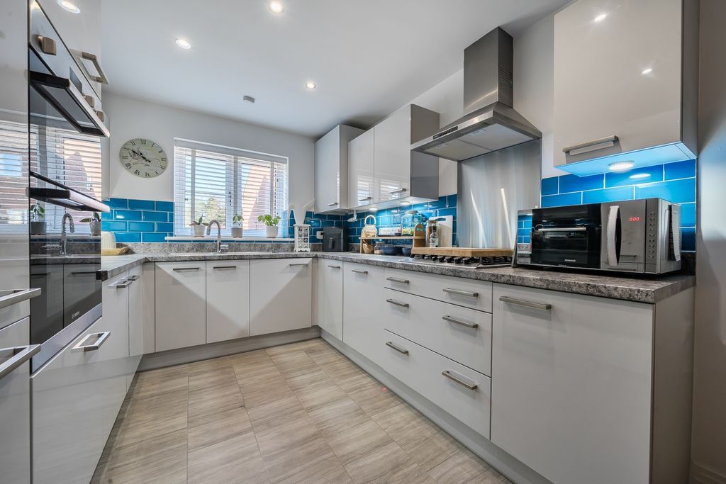 Property photo 2 of 12 1382029-9-691B0506c03E8