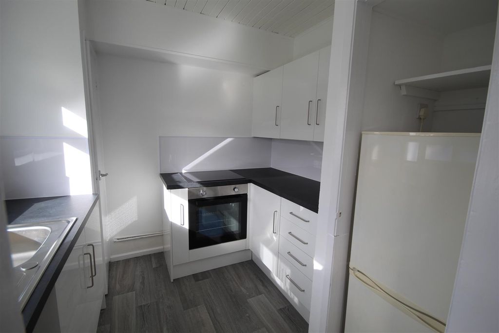 Property photo 2 of 6 Kitchen