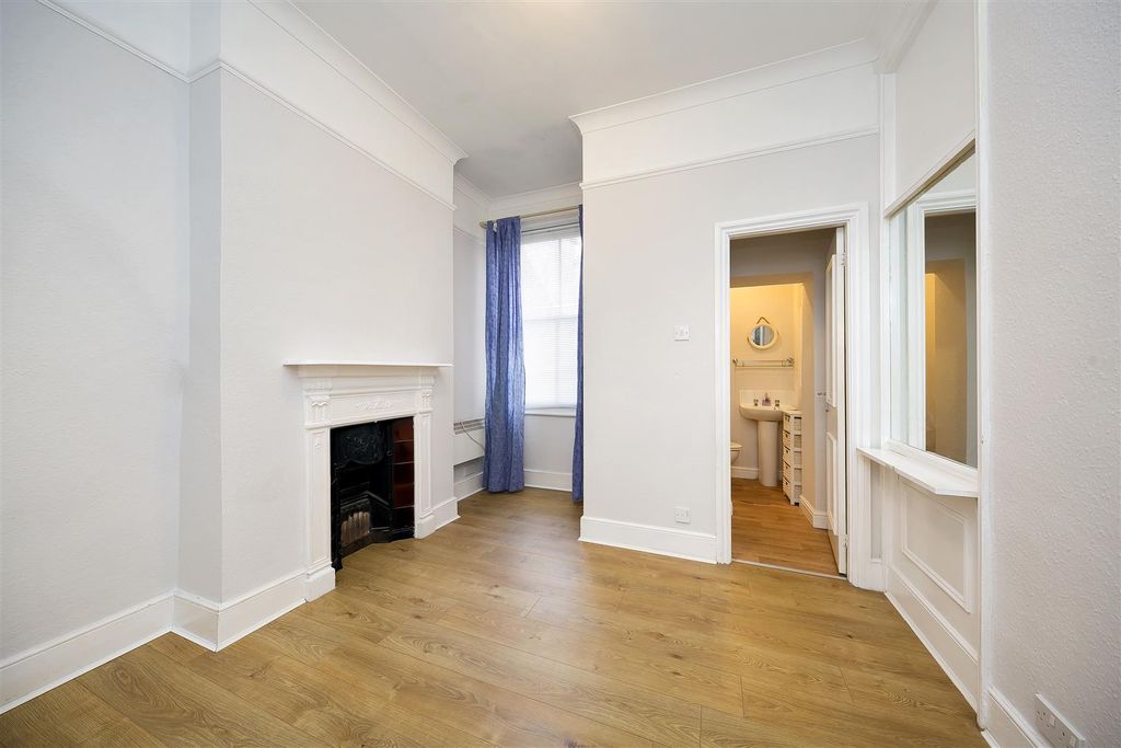 Property photo 2 of 5 1, 90 Heath Road-04.Jpg