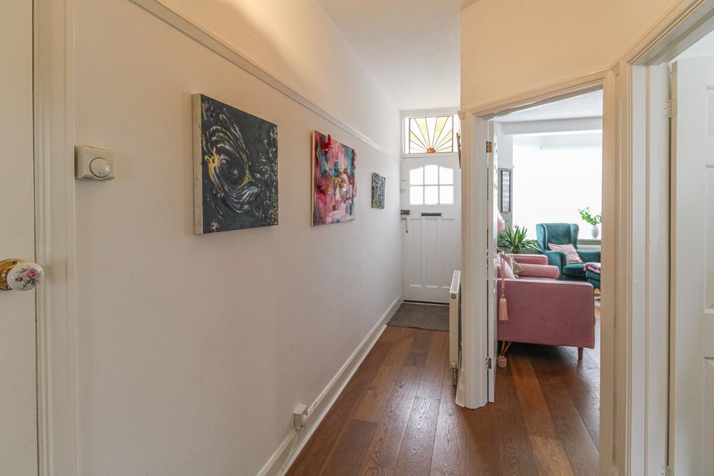 Property photo 2 of 11 Hallway