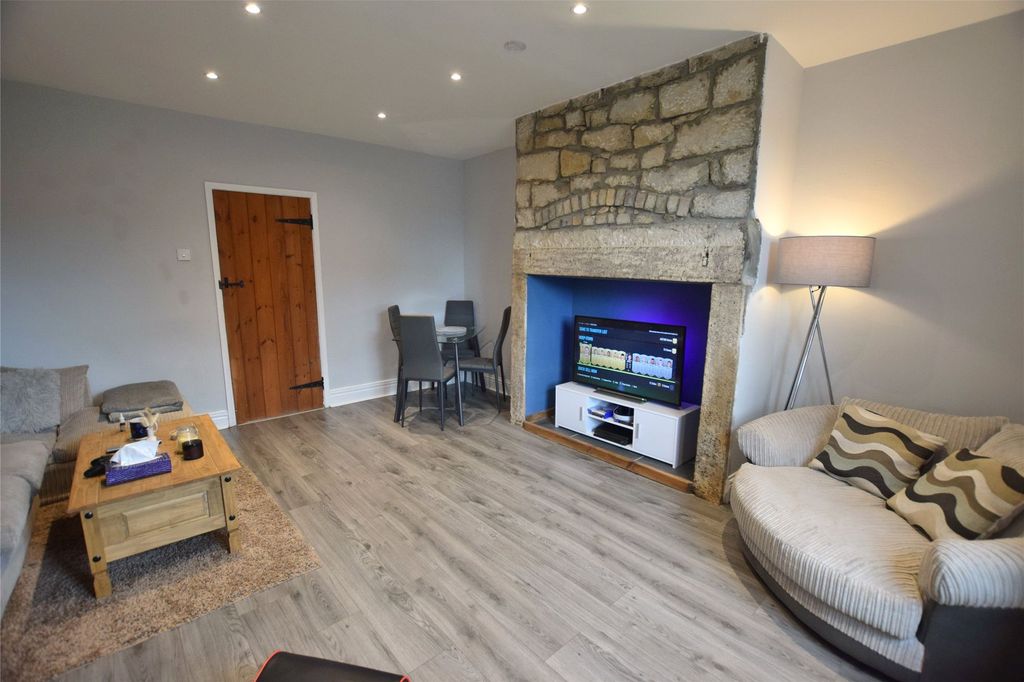 Property photo 1 of 7 Living Room