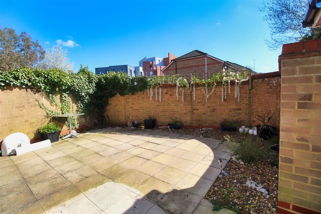 Property photo 2 of 10 Garden