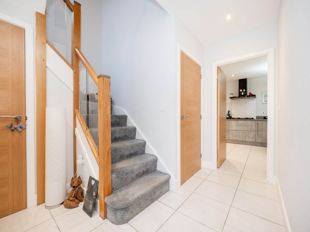 Property photo 2 of 28