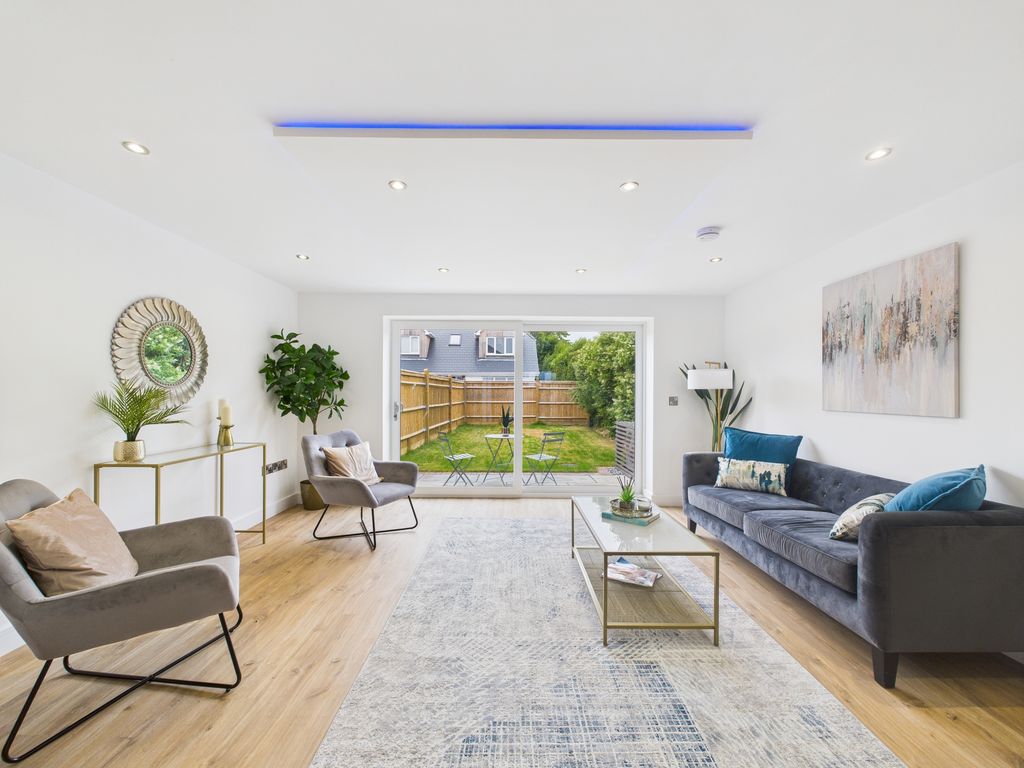 Property photo 2 of 11 Cam03519G0-Pr0314-Still001