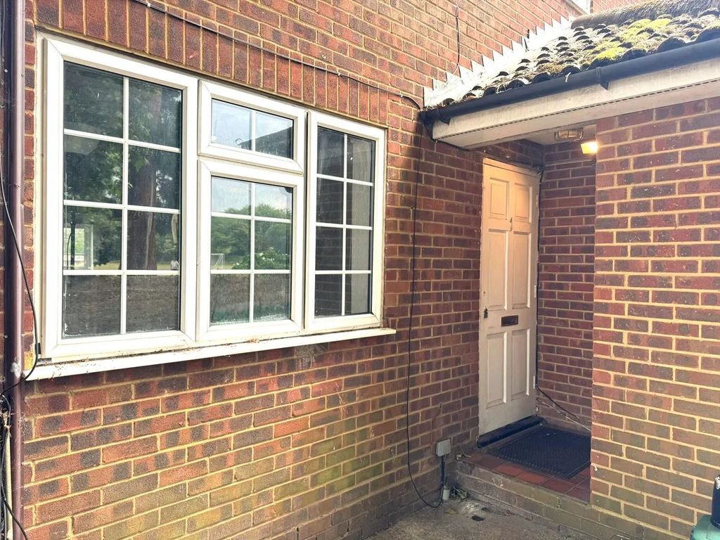 Property photo 1 of 8 Charming 1-Bedroom Ground Floor Flat For Rent In Feltham Â€“ Your Ideal Home Awaits!