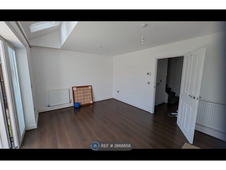 Property photo 2 of 15 Livingroom