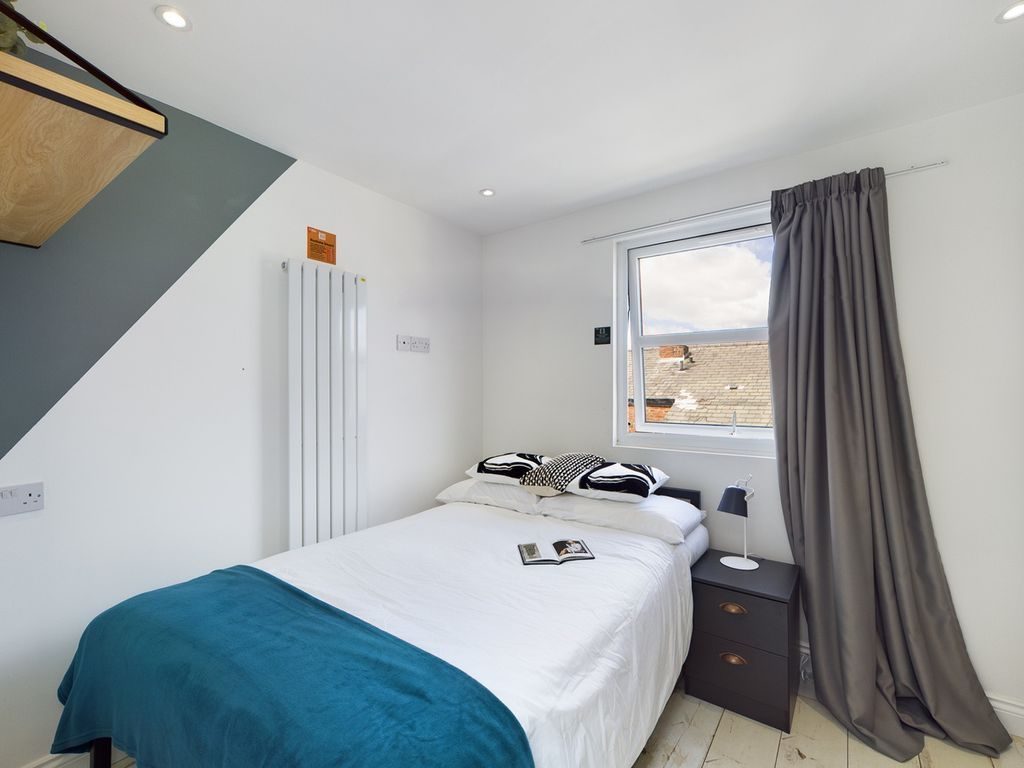 Property photo 2 of 6 A Bright And Inviting Double Bedroom With Modern d...
