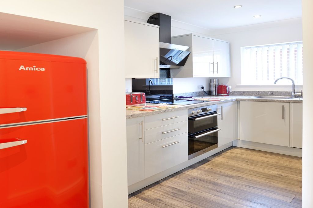 Property photo 2 of 10 Kitchen