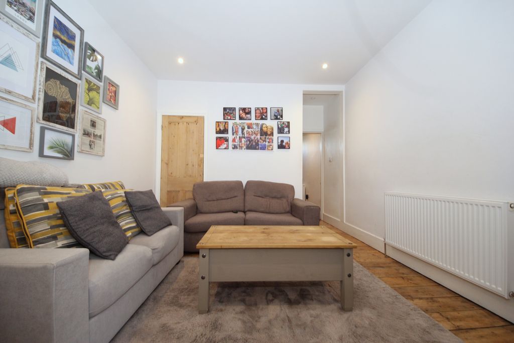Property photo 3 of 8 Gallery