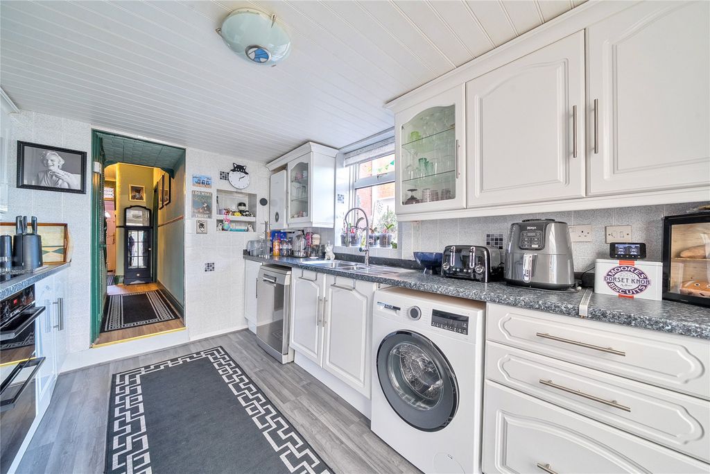 Property photo 3 of 10 Kitchen