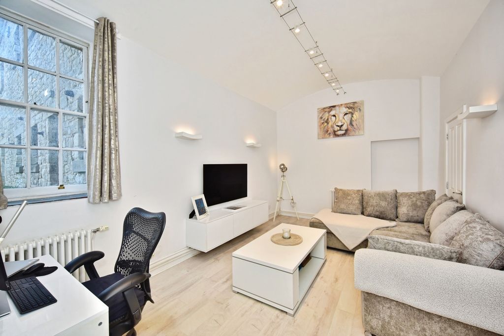 Property photo 3 of 17 Pbox-Img.Jpg